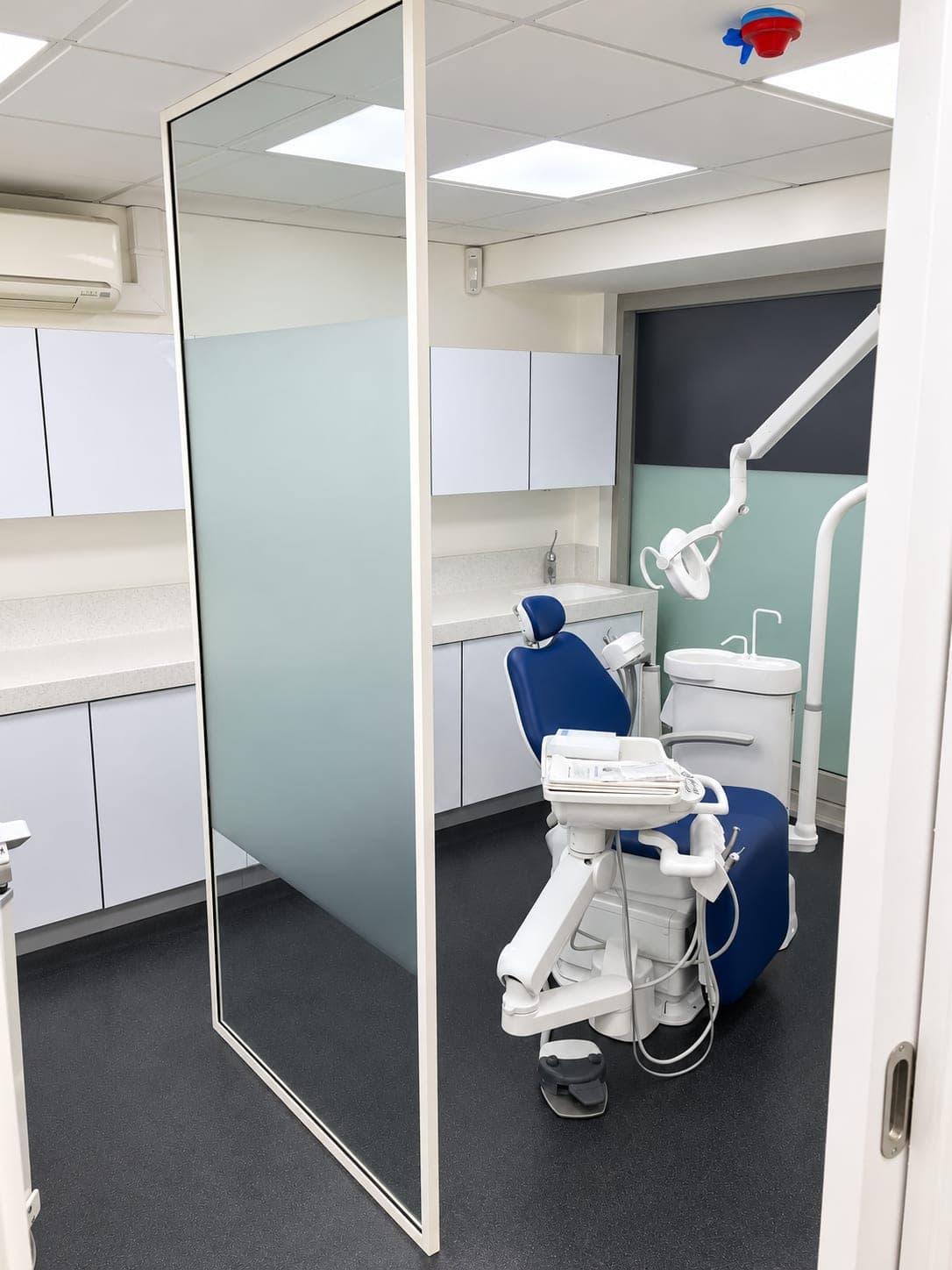 Glass partition between the two treatment bays, Docklands E14