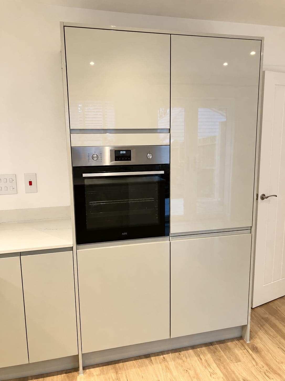 Integrated single oven set into the tall gloss housing, Battersea SW11