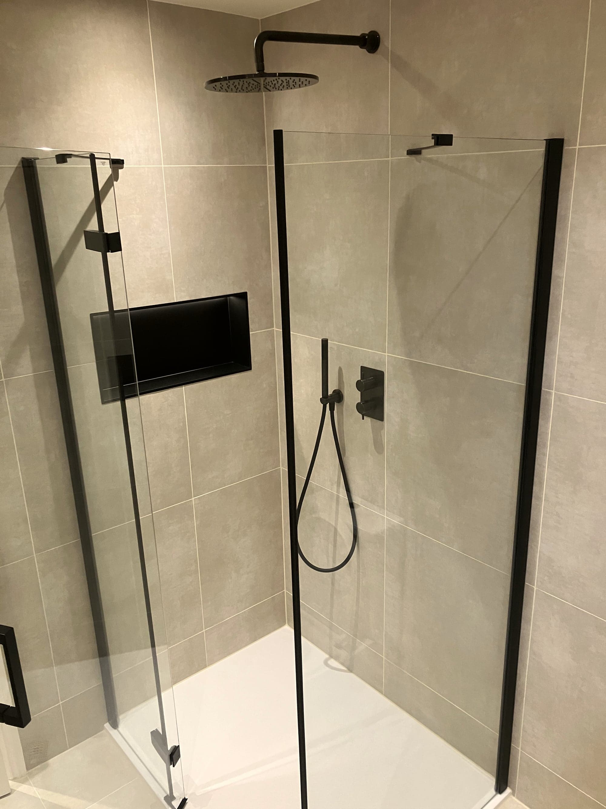 Shower enclosure with black frame, recessed niche and low-profile tray, Clapham Common SW4