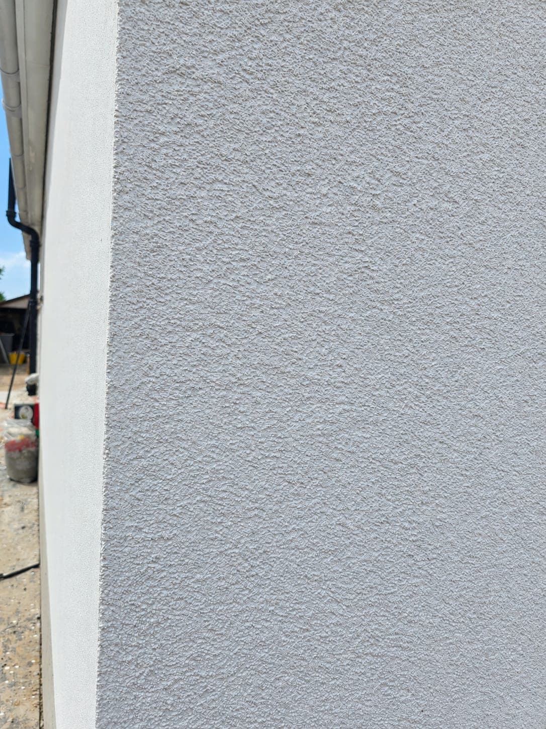 Close detail of the through-coloured silicone render finish, Bricket Wood AL2