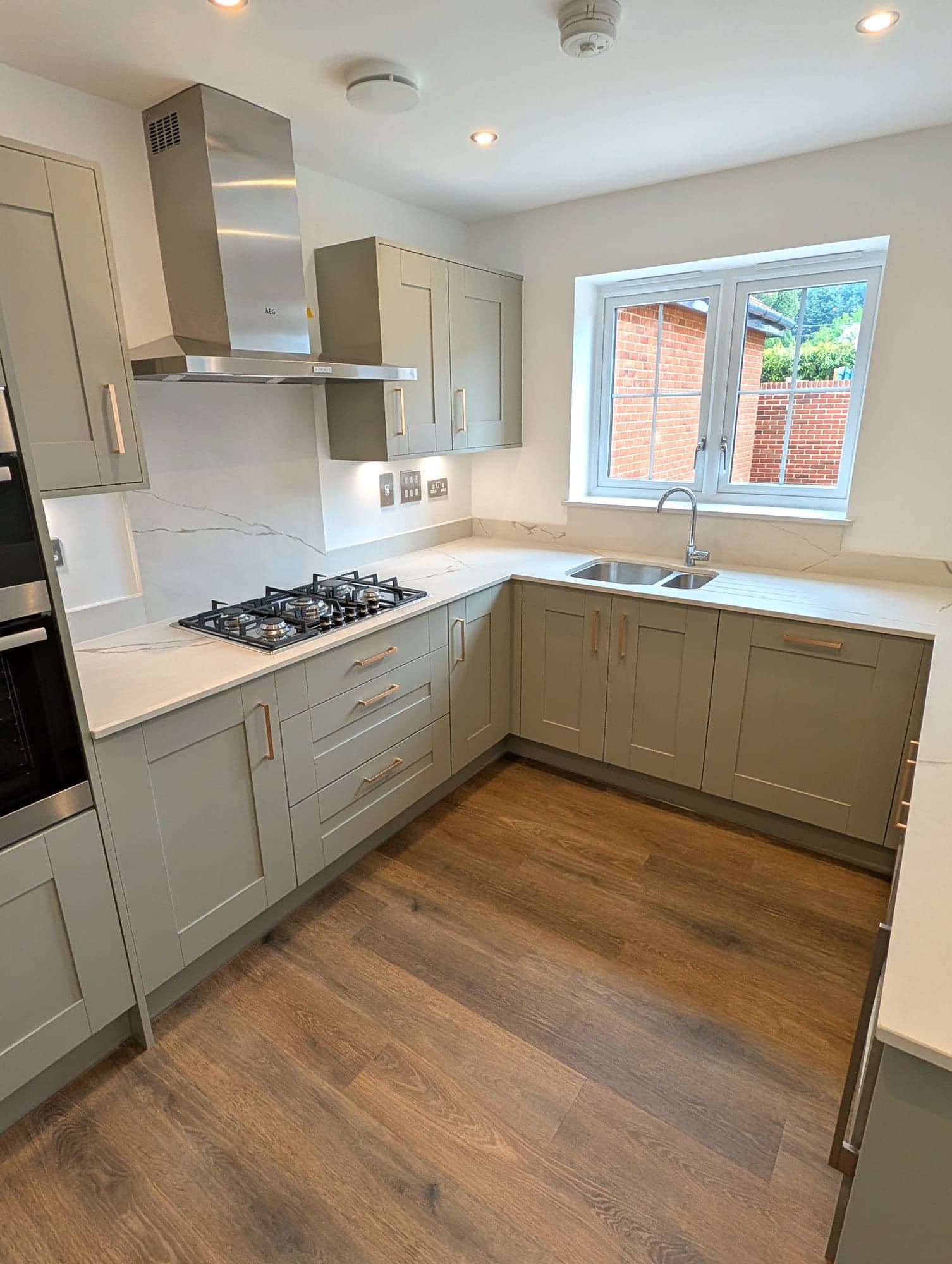 U-shaped layout with hob, extractor and inset sink below the window, Chiswick W4