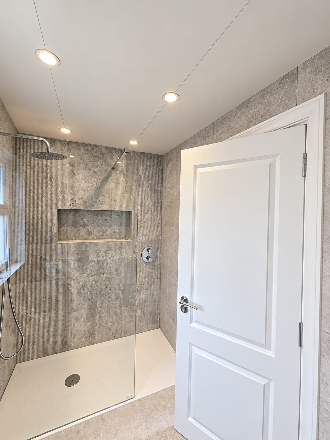 Shower and recessed niche seen from the doorway, St John's Wood NW8