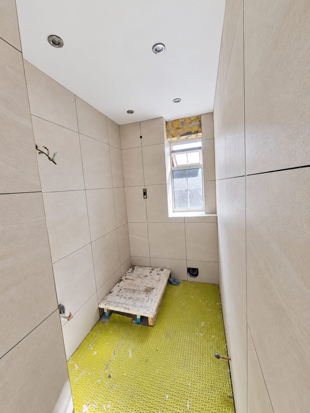 Bathroom tiled in large-format porcelain with minimal joints, London